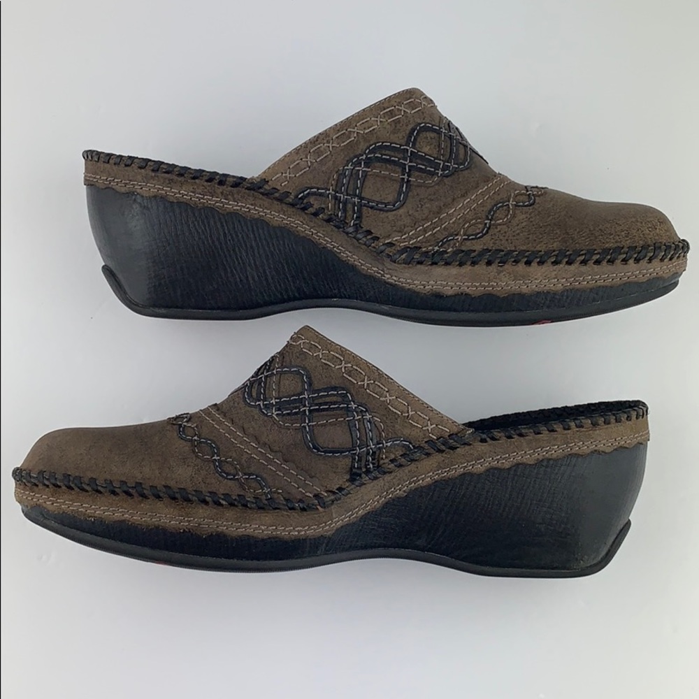 Clarks Artisan Pebbled Brown Leather Mules Sz 10